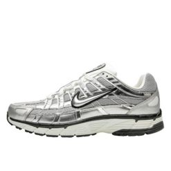 Nike P-6000 Metallic Silver. Szare obuwie sportowe damskie Nike, bez wzorów, trekkingowe. Za 779.94 zł.