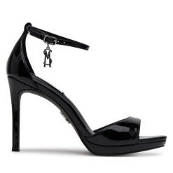 Sandały Steve Madden. Czarne sandały damskie Steve Madden, bez wzorów, bez obcasa, na szpilce, bez zapięcia. Za 399.99 zł.