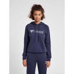 Damska bluza z kapturem Hummel Noni 2.0. Niebieskie bluzy sportowe damskie Hummel, s, bez wzorów, z bawełny, z kapturem, do piłki ręcznej. Za 200.50 zł.