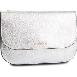 Torebka COCCINELLE - DV1 Envelopes E5 DV1 19 B8 07 Silver Y69. Szare torebki do ręki damskie Coccinelle, bez wzorów, ze skóry, wizytowe, bez dodatków. W wyprzedaży za 449.00 zł.