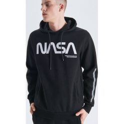 Bluza z odblaskowym nadrukiem kolekcja Nasa - Czarny. Bluzy męskie marki Cropp. Za 129.99 zł.