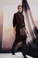 Kardigan z ozdobnym guzikiem brązowy. Brązowe kardigany damskie MOODO, xs, bez wzorów, z poliamidu, bez kołnierzyka, bez ramiączek, bez kaptura. Za 139.99 zł.