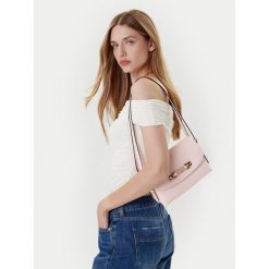 Torebka Guess. Białe torebki do ręki damskie Guess, z aplikacjami, klasyczne, bez dodatków. Za 634.99 zł.