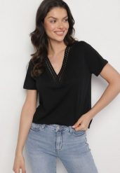 Czarny T-shirt z Bawełny z Wiskozą i Ażurowym Zdobieniem Alivira. Czarne bluzki damskie Born2be, m, z aplikacjami, z bawełny, eleganckie, bez kołnierzyka. Za 84.99 zł.