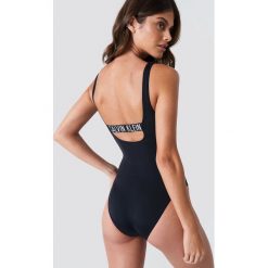Calvin Klein Kostium kąpielowy Square Scoop One Piece RP - Black. Czarne kostiumy jednoczęściowe damskie Calvin Klein, z nadrukiem. Za 323.95 zł.