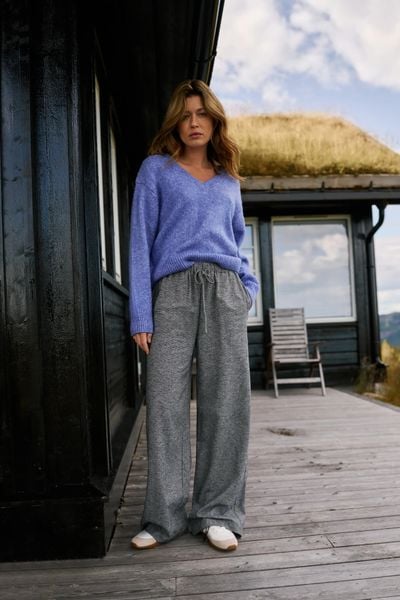 Bawełniane spodnie z szerokimi nogawkami szare. Szare spodnie materiałowe damskie MOODO, l, bez wzorów, z bawełny. Za 139.99 zł.