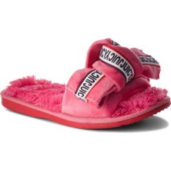 Klapki JUICY COUTURE BLACK LABEL - JJ154 Camelia Rose. Czerwone klapki damskie Juicy Couture Black Label, z materiału. Za 259.00 zł.
