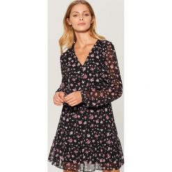 Sukienka w kwiaty z falbaną - Wielobarwn. Brązowe sukienki damskie Mohito, w kwiaty. Za 159.99 zł.