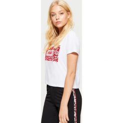 Koszulka z napisem - Biały. Białe t-shirty damskie Cropp, z napisami. Za 39.99 zł.