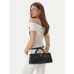 Torebka Guess. Czarne torebki do ręki damskie Guess, z aplikacjami, klasyczne, bez dodatków. Za 639.99 zł.