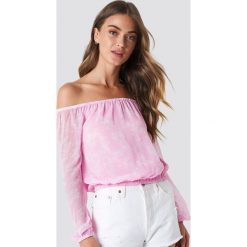 NA-KD Boho Szyfonowa bluzka z odkrytymi ramionami - Pink. Bluzki damskie marki NA-KD Boho. W wyprzedaży za 32.38 zł.