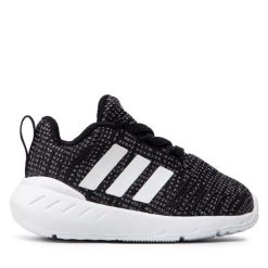 Sneakersy adidas. Czarne trampki i tenisówki chłopięce Adidas, bez wzorów, bez zapięcia. Za 159.99 zł.