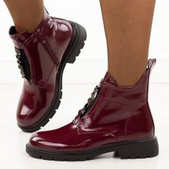 Bordowe lakierowane botki damskie Jezzi 2501-8. Czerwone botki damskie Jezzi, na jesień, z gumy, eleganckie, z okrągłym noskiem, bez obcasa, bez zapięcia. Za 239.00 zł.