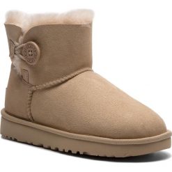 Buty UGG - W Mini Bailey Button II 1016422 W/Amb. Kozaki damskie marki UGG. W wyprzedaży za 519.00 zł.
