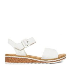Sandały Rieker. Białe sandały damskie Rieker, bez wzorów, bez obcasa, na koturnie, bez zapięcia. Za 289.99 zł.