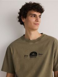 T-shirt oversize z nadrukiem - jasny zielony. Zielone t-shirty męskie Reserved, l, bez wzorów, z bawełny, bez kołnierzyka. W wyprzedaży za 45.99 zł.