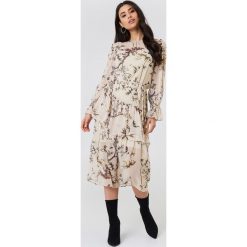 Trendyol Sukienka midi z falbaną - Nude. Sukienki damskie Trendyol, z długim rękawem. Za 202.95 zł.