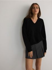 Sweter oversize - czarny. Czarne swetry damskie Reserved, l, bez wzorów, z dzianiny, bez kołnierzyka, bez ramiączek, bez kaptura. W wyprzedaży za 99.99 zł.