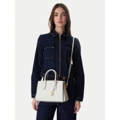 Torebka MICHAEL Michael Kors. Białe torebki do ręki damskie MICHAEL Michael Kors, bez wzorów, klasyczne, bez dodatków. Za 1,128.99 zł.