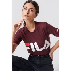 FILA Klasyczny T-shirt z logo - Purple. Fioletowe t-shirty damskie Fila, z nadrukiem, z klasycznym kołnierzykiem. Za 100.95 zł.