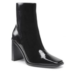 Botki DeeZee. Czarne botki damskie DeeZee, bez obcasa, na słupku, bez zapięcia. Za 179.99 zł.