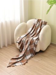 Koc w kratkę - beżowy. Brązowe kocyki dla dzieci Sinsay. Za 35.99 zł.