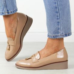 Beżowe lakierowane półbuty damskie na koturnie Vinceza 58266. Brązowe półbuty damskie VINCEZA, na jesień, z aplikacjami, z lakierowanej skóry, eleganckie, bez obcasa, na koturnie, bez zapięcia. Za 159.00 zł.