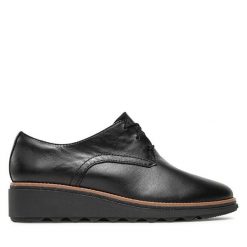 Oxfordy Clarks. Czarne półbuty damskie Clarks, bez wzorów, bez obcasa, bez zapięcia. Za 319.99 zł.