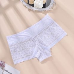 Koronkowe szorty z ozdobnym wykończeniem na specjalne okazje Vaira. Białe szorty damskie Intica, s, bez wzorów, z koronki, klasyczne. Za 69.00 zł.