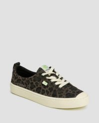 Trampki ze skóry zamszowej Cariuma OCA Suede Black Jaguar Print. Czarne trampki i tenisówki damskie CARIUMA, bez wzorów, z gumy, klasyczne, bez zapięcia. Za 276.75 zł.