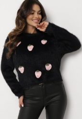 Czarny Puchaty Sweter z Wełną i Aplikacjami Truskawek 3D Leraisa. Czarne swetry damskie Born2be, na jesień, z aplikacjami, z jeansu, eleganckie, bez kołnierzyka, bez ramiączek, bez kaptura. Za 99.99 zł.