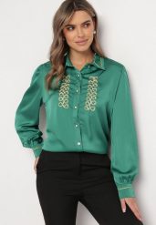 Zielona Satynowa Koszula z Kołnierzykiem Ozdobiona Cyrkoniami i Perełkami Classa. Zielone bluzki damskie Born2be, m, bez wzorów, z jeansu, eleganckie, bez kołnierzyka, bez ramiączek. Za 59.99 zł.