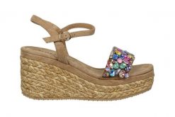 Sandały Alma En Pena V251352 Suede Sand 207001, Wielokolorowy, Skóra naturalna - 36. Brązowe sandały damskie Alma en Pena, z aplikacjami, z gumy, bez obcasa, na koturnie, bez zapięcia. W wyprzedaży za 359.10 zł.