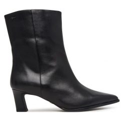 Botki Tamaris. Czarne botki damskie Tamaris, bez obcasa, na słupku, bez zapięcia. Za 499.99 zł.