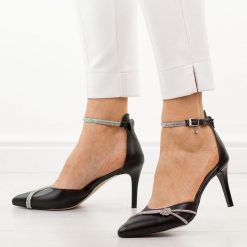 Czarne lico skórzane Polskie szpilki damskie Prestige 2258. Czarne szpilki damskie Prestige, bez wzorów, ze skóry, bez obcasa, bez zapięcia. Za 429.00 zł.