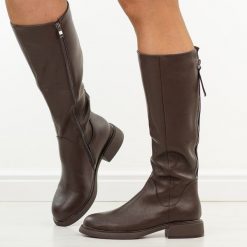 Brązowe skórzane kozaki damskie DiA 1036. Brązowe kozaki damskie DiA, z dzianiny, z okrągłym noskiem, bez obcasa, na obcasie. Za 399.00 zł.