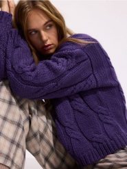 Sweter z wełną - ciemnofioletowy. Fioletowe swetry damskie Reserved, l, bez wzorów, z dzianiny, bez kołnierzyka, bez ramiączek, bez kaptura. Za 279.99 zł.