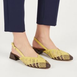 Sandały damskie Gioseppo, lekka konstrukcja odk niski stabilny obcas pleciona cholewka szpiczasty nosek przewiewna forma wygodne dopasowanie, żółte,. Żółte klapki damskie Hot Potatoes by Gioseppo, w ażurowe wzory, z jeansu, bez obcasa, na obcasie, bez zapięcia. Za 350.90 zł.