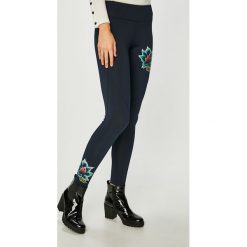 Desigual - Legginsy. Szare legginsy damskie Desigual, z nadrukiem, z dzianiny. Za 249.90 zł.