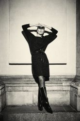 Sukienka ozdobiona błyszczącą nitką czarna. Czarne sukienki damskie MOODO, bez wzorów, z elastanu, bez kołnierzyka, bez ramiączek. Za 159.99 zł.