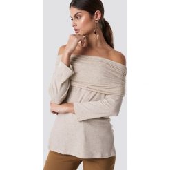 NA-KD Sweter z lekkiej dzianiny z odkrytymi ramionami - Beige. Swetry damskie marki NA-KD. W wyprzedaży za 26.47 zł.