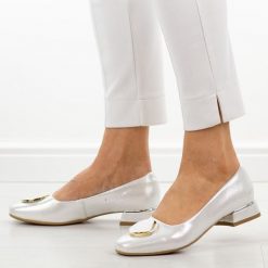 Srebrne mar Polskie czółenka damskie Suzana 2520. Szare czółenka damskie Suzana, bez wzorów, ze skóry, eleganckie, bez obcasa, na obcasie, bez zapięcia. Za 249.00 zł.