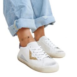 Białe sneakersy z efektem ,,znoszenia'' Gombola. Białe trampki i tenisówki damskie bez wzorów, z gumy, eleganckie, bez zapięcia. Za 101.26 zł.