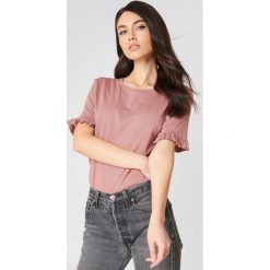 NA-KD T-shirt z falbanką - Pink. Różowe t-shirty damskie NA-KD, z bawełny, z falbankami. W wyprzedaży za 30.48 zł.