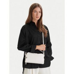 Torebka Calvin Klein. Białe torebki do ręki damskie Calvin Klein, bez wzorów, klasyczne, bez dodatków. Za 489.99 zł.