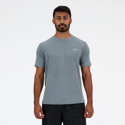 Koszulka męska New Balance MT41080AG – szara. Szare koszulki sportowe męskie New Balance, m, bez wzorów, z materiału, bez kołnierzyka, bez ramiączek, do biegania. Za 249.99 zł.