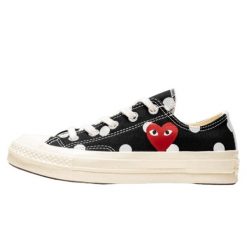 Buty do chodzenia dla dorosłych Converse Comme des Garçons Low Noir à pois. Czarne trampki i tenisówki damskie Converse, bez wzorów, bez zapięcia. W wyprzedaży za 1,512.05 zł.