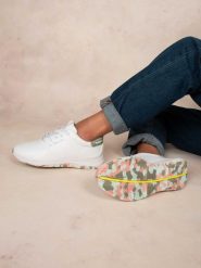 Buty sportowe damskie TBS Jazzrun. Białe obuwie sportowe damskie TBS, bez wzorów, z materiału, trekkingowe. Za 432.50 zł.