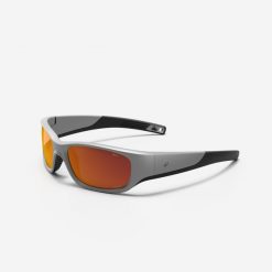 Okulary przeciwsłoneczne turystyczne dla dzieci Decathlon MH T550 kat. 4. Szare okulary przeciwsłoneczne dla dzieci Decathlon. Za 49.99 zł.