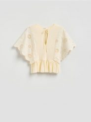 Bluzka z ażurowym haftem - biały. Białe bluzki damskie Reserved, l, w ażurowe wzory, z dzianiny, bez kołnierzyka, bez ramiączek. Za 119.99 zł.